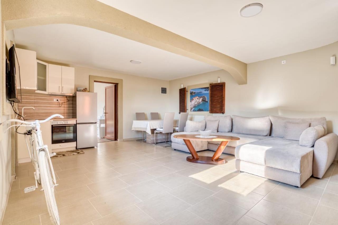 Savovic_Lux Appartement Petrovac Buitenkant foto